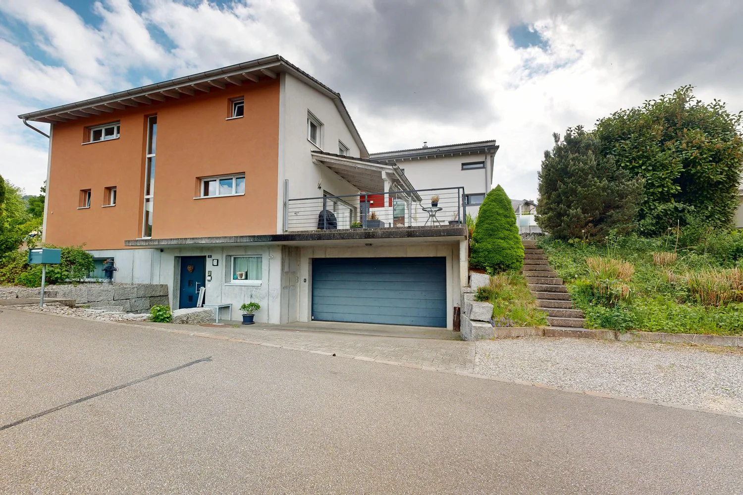 Maison familiale attrayante de 6 pièces avec une offre d'espace polyvalente