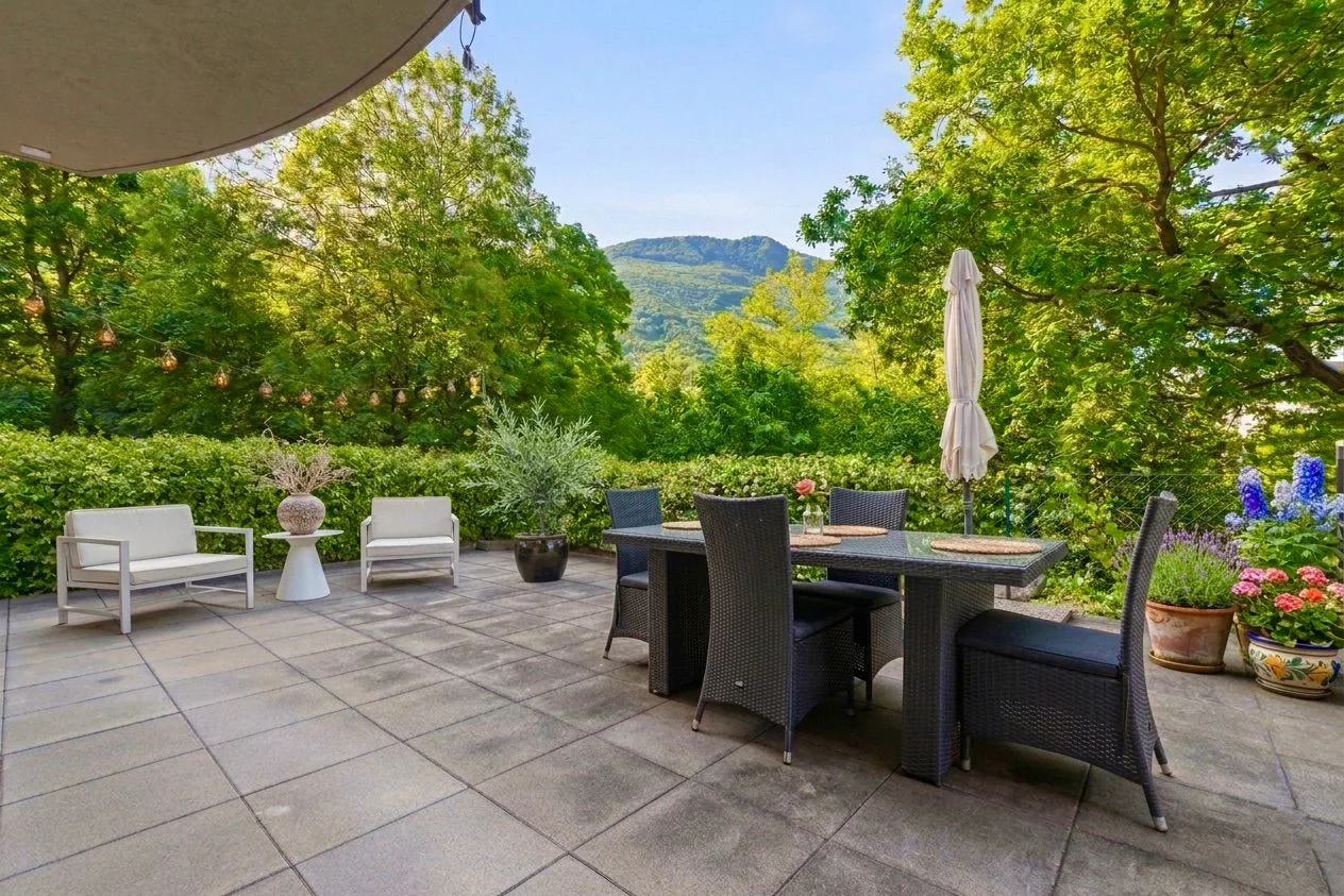 Appartement moderne avec grande terrasse dans un environnement verdoyant
