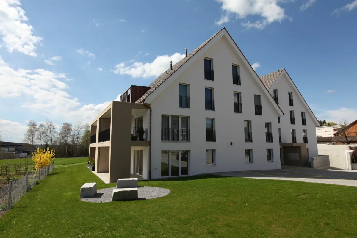 Appartamento accogliente di 4,5 locali con balcone e vista sul verde.