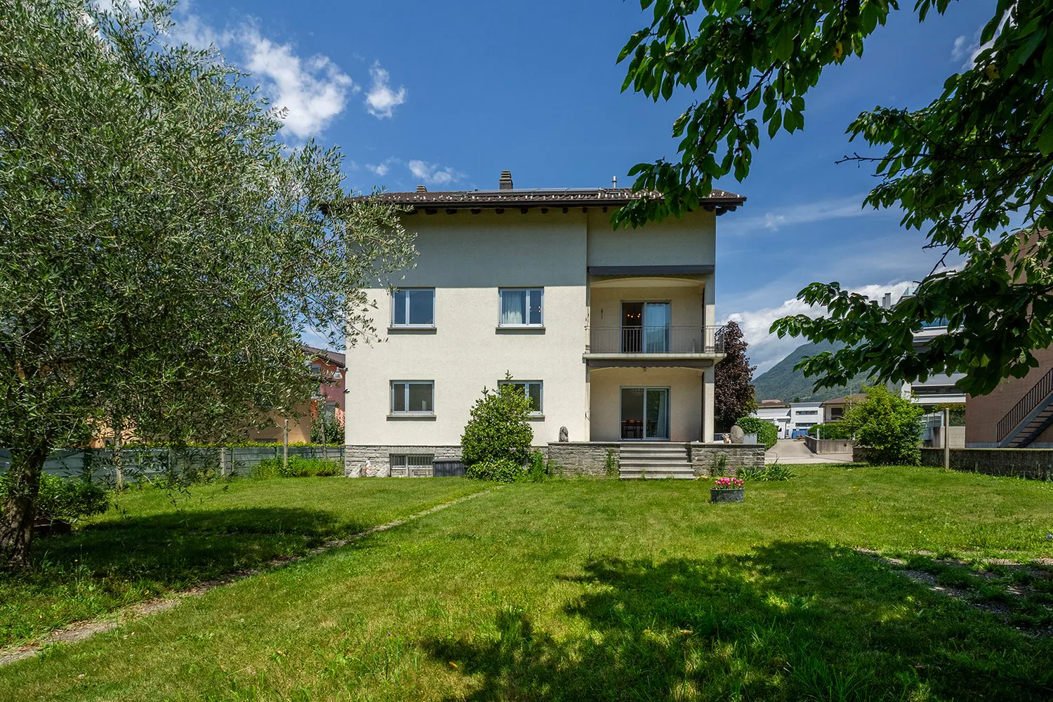 Großzügiges Doppelhaus mit großem Garten in bester Lage