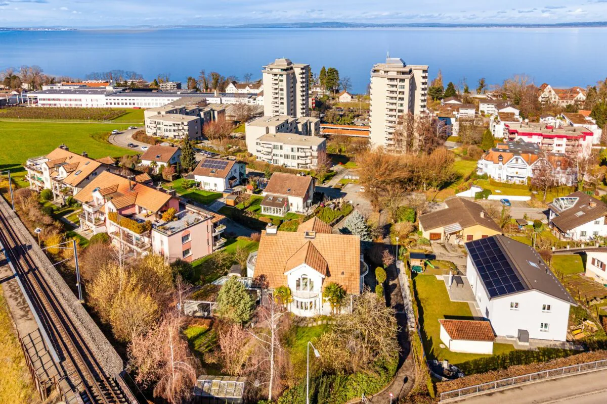 Villa rappresentativa e unica in una posizione residenziale di alto livello con vista sul lago attraente e appartamento separato