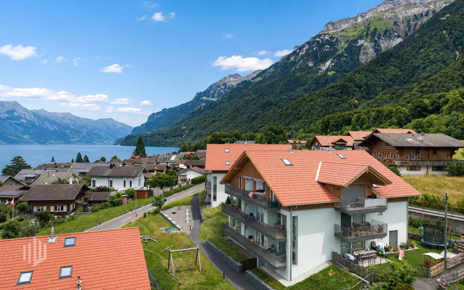 ImmoWyss - Moderne Dachwohnung mit Sicht auf See und Berge in Bönigen