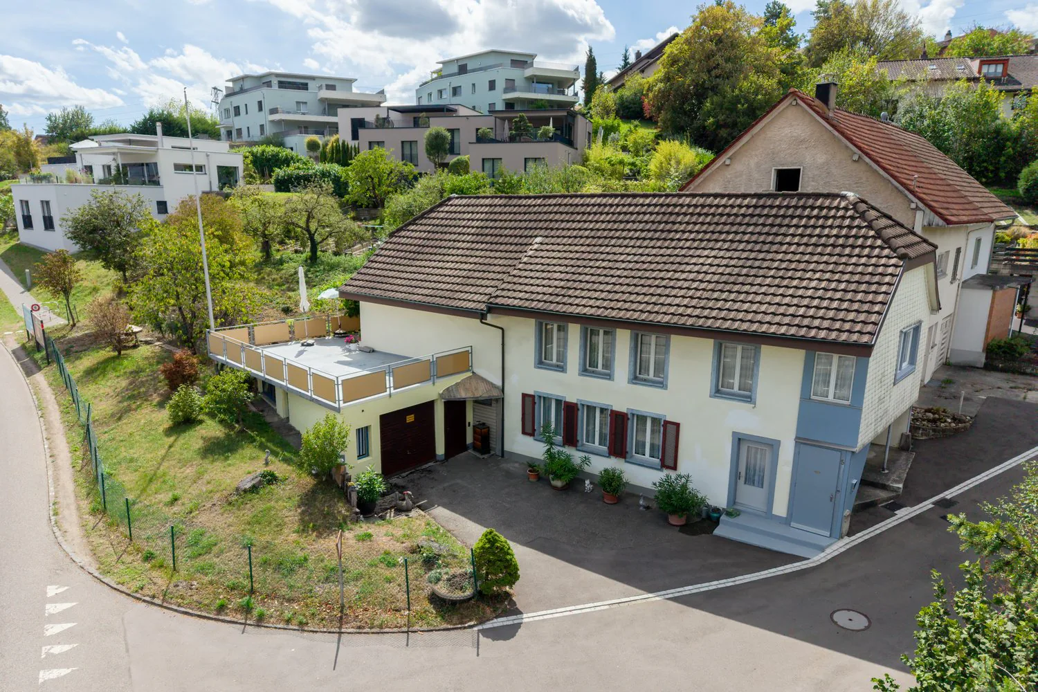 Affordable single-family house with potential in the village center