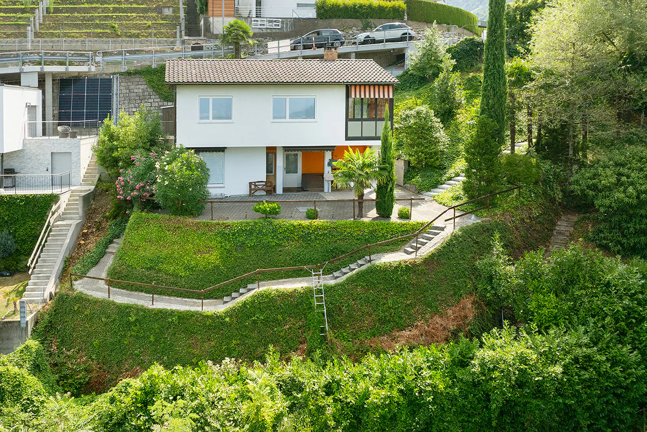 Casa unifamiliare con giardino e splendida vista aperta sul lago Ma...