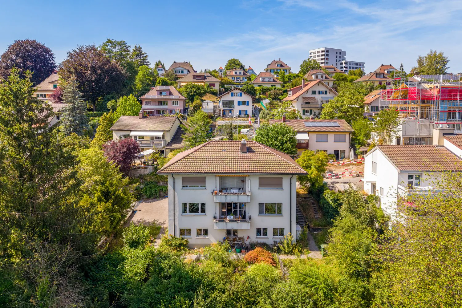 Maison à deux familles avec jardin paradisiaque et potentiel de développement