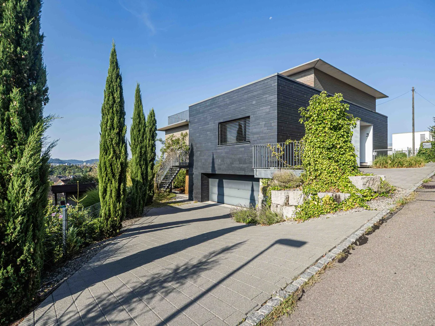 Architecture, views, and comfort – an exceptional single-family home on Chestenberg