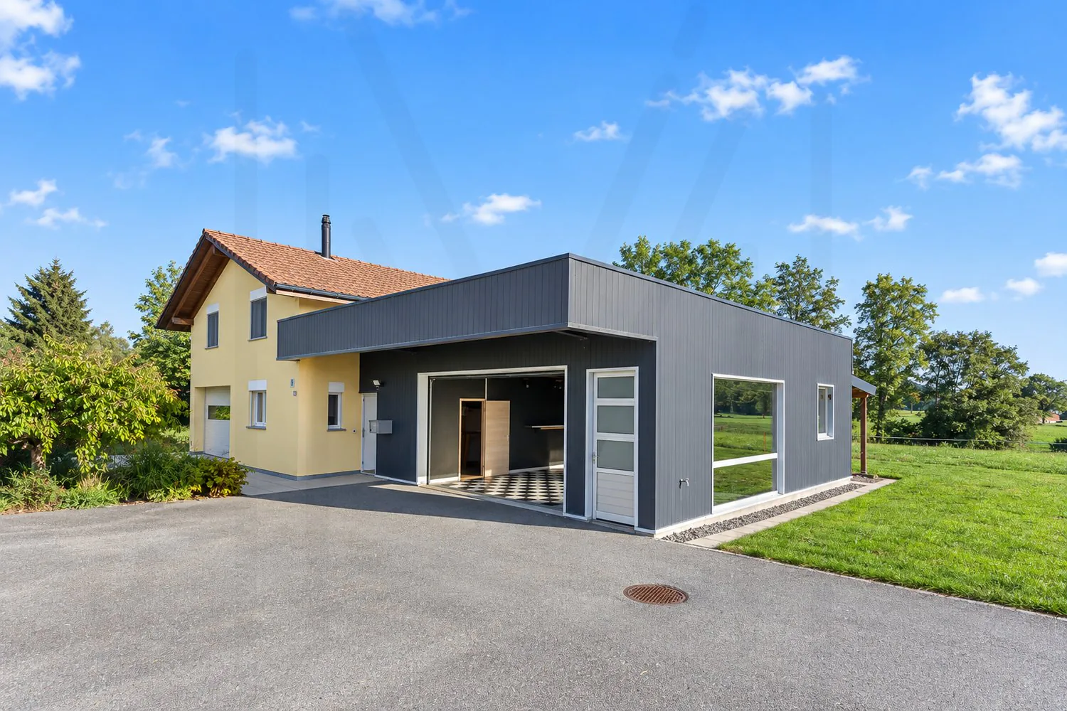 Single-family house with workshop/garage on large plot