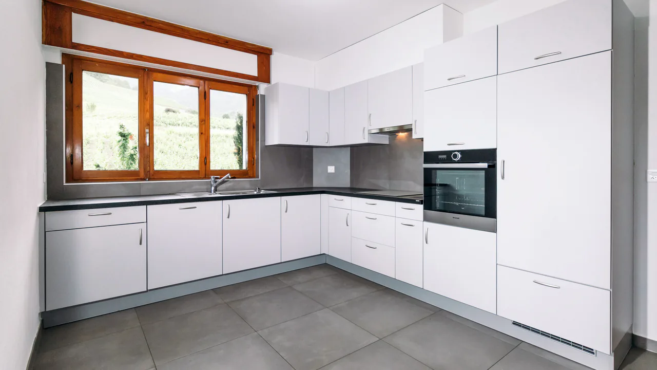 BUILDING OF THREE APARTMENTS IN VEYRAS