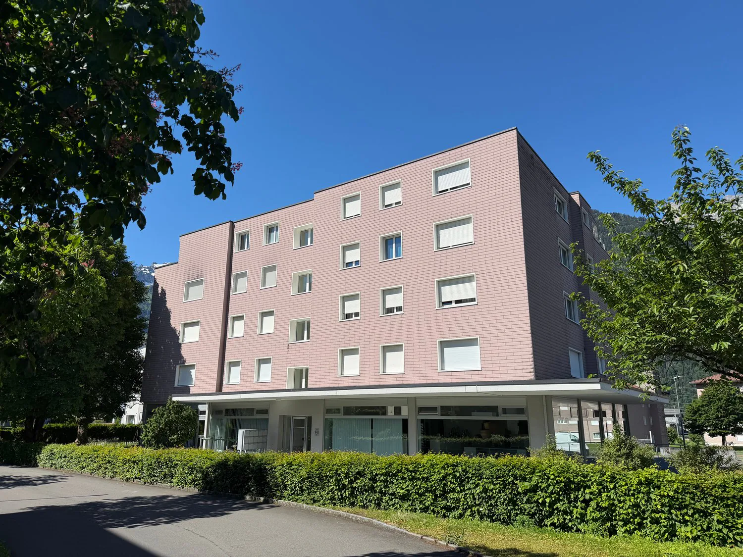 Charming 5-room apartment with balcony and beautiful view in Altdorf