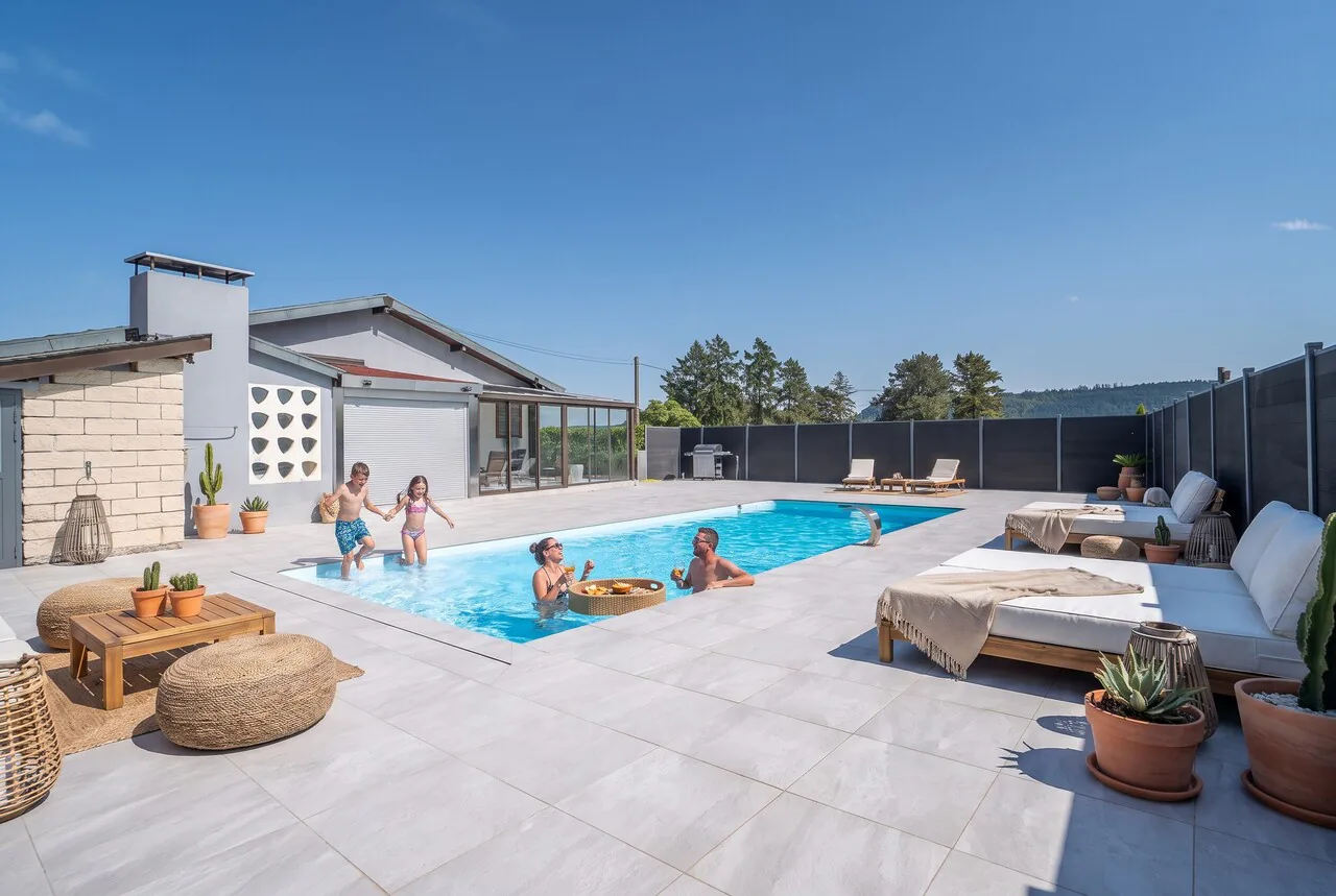 Proprietà familiare con piscina e bei volumi da ristrutturare