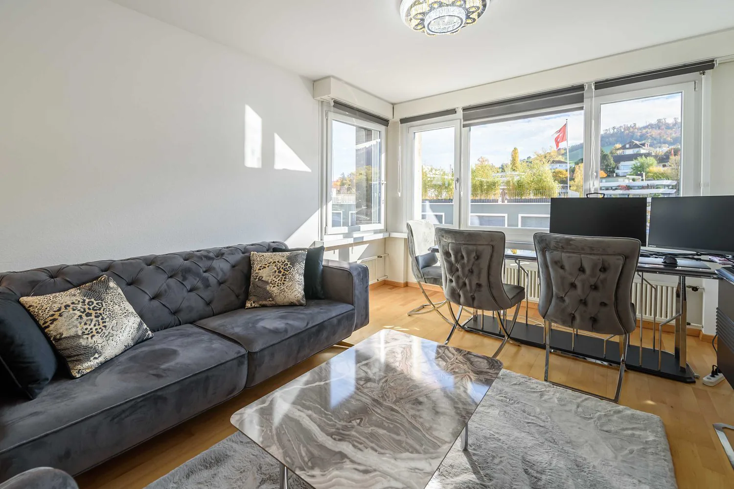 Appartamento rinnovato e arredato di 2,5 locali a Zug con vista sul lago