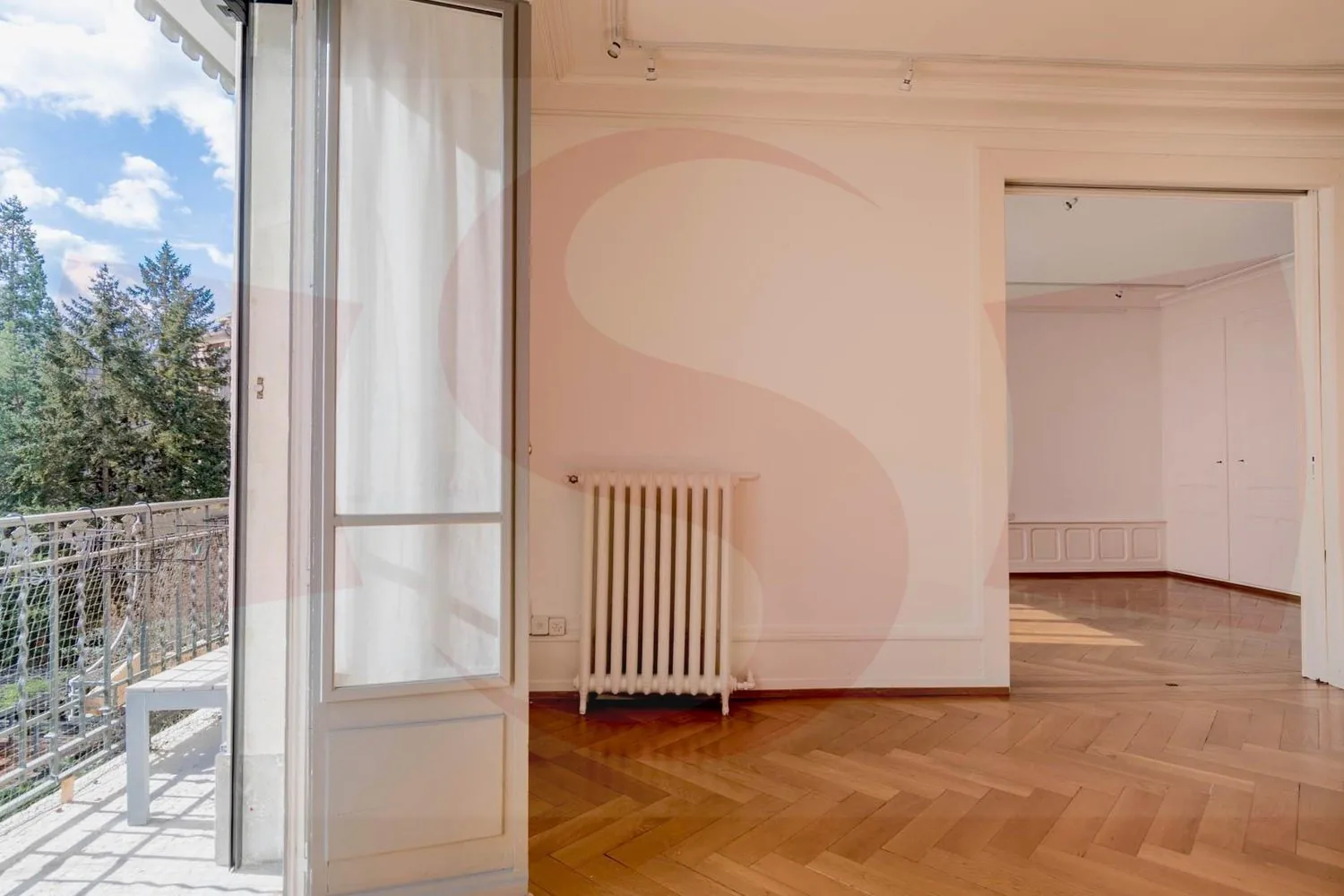 Prächtige 7-Zimmer-Wohnung in einem alten Gebäude