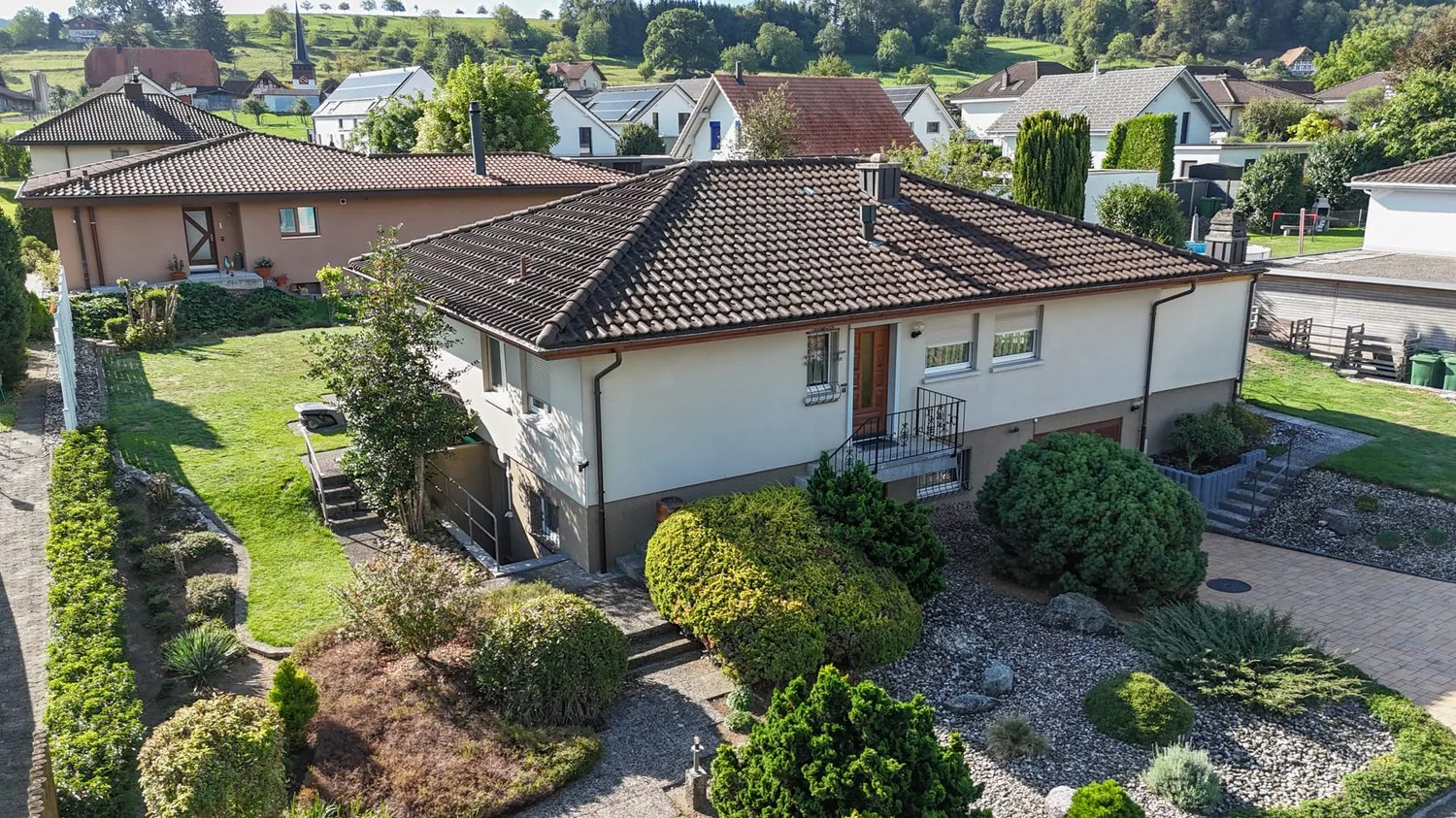 Ein Zuhause zum Geniessen - 5-Zimmer Einfamilienhaus mit Wintergarten & viel Grünfläche