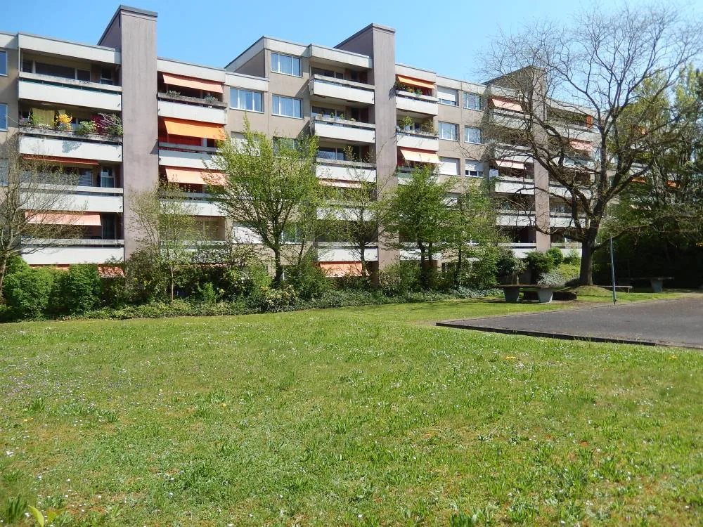 Appartamento con balcone in un ambiente verde