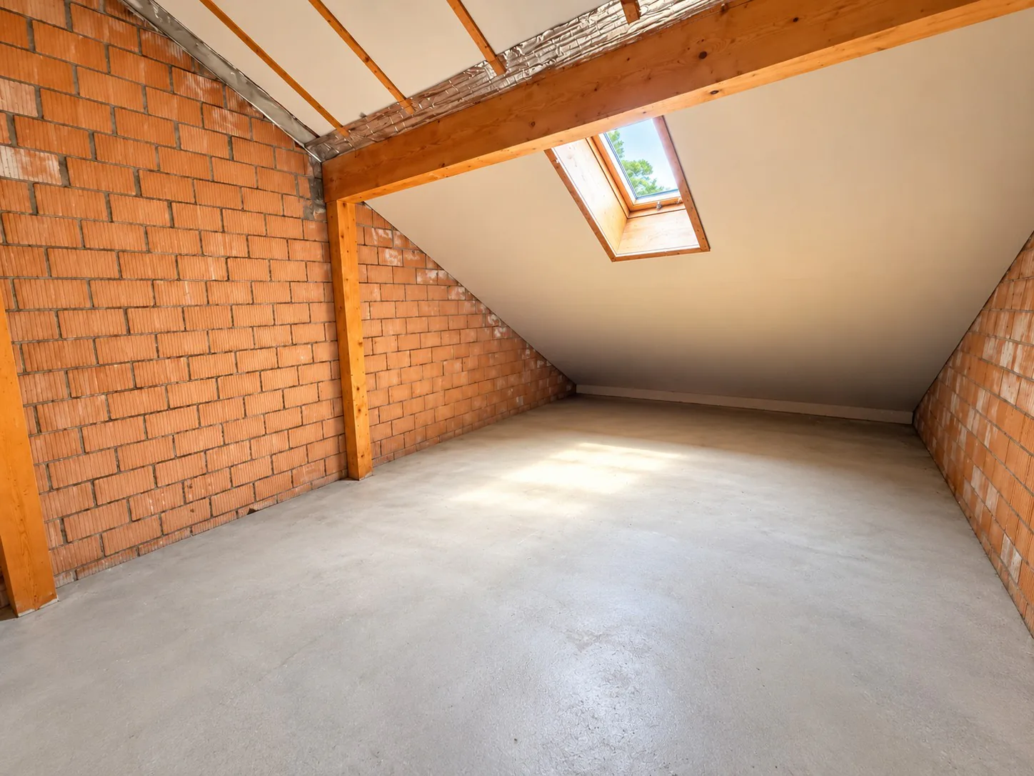 Lots of space for your ideas - Attic/Hobby room for rent!