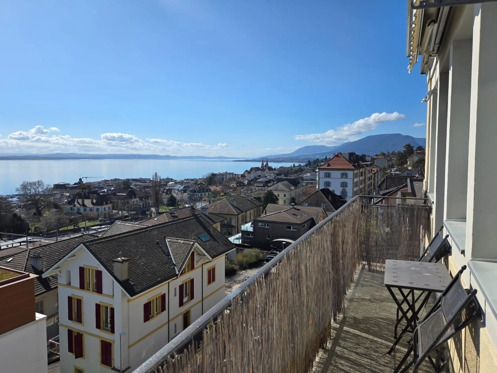 Großes Apartment von etwa 120m² mit Blick auf den See und die Alpen - Erster Netto-Mietzins kostenlos