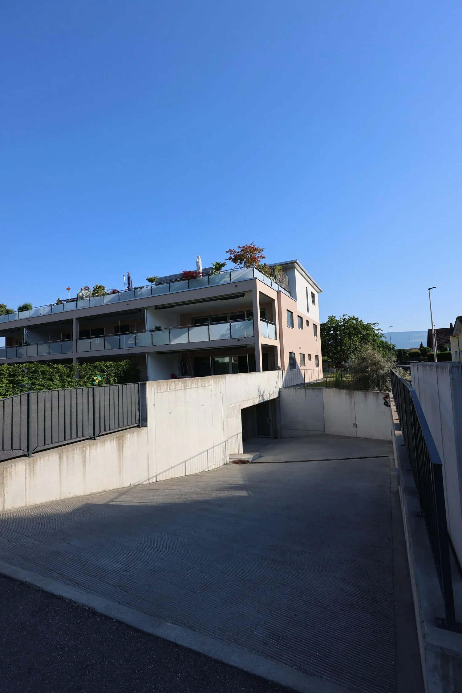 Grosszügiger Einstellhallenplatz in moderner Einstellhalle