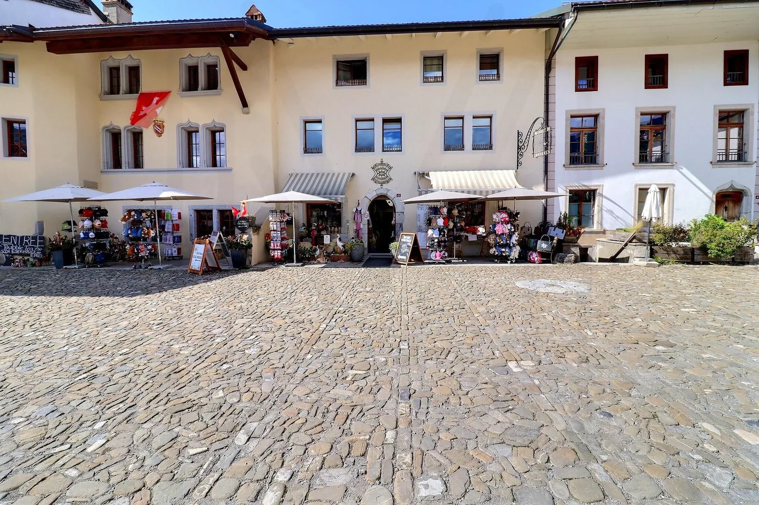 Prächtiges historisches Gebäude aus dem 15. Jahrhundert mit Gewerberaum und Wohnungen