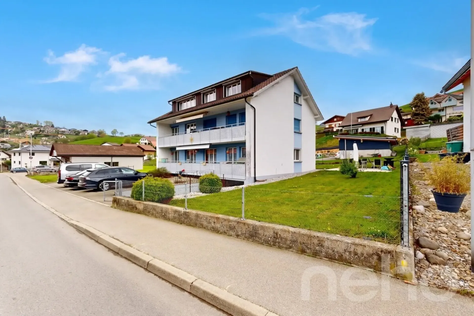 Mehrfamilienhaus im grünen Plasselb