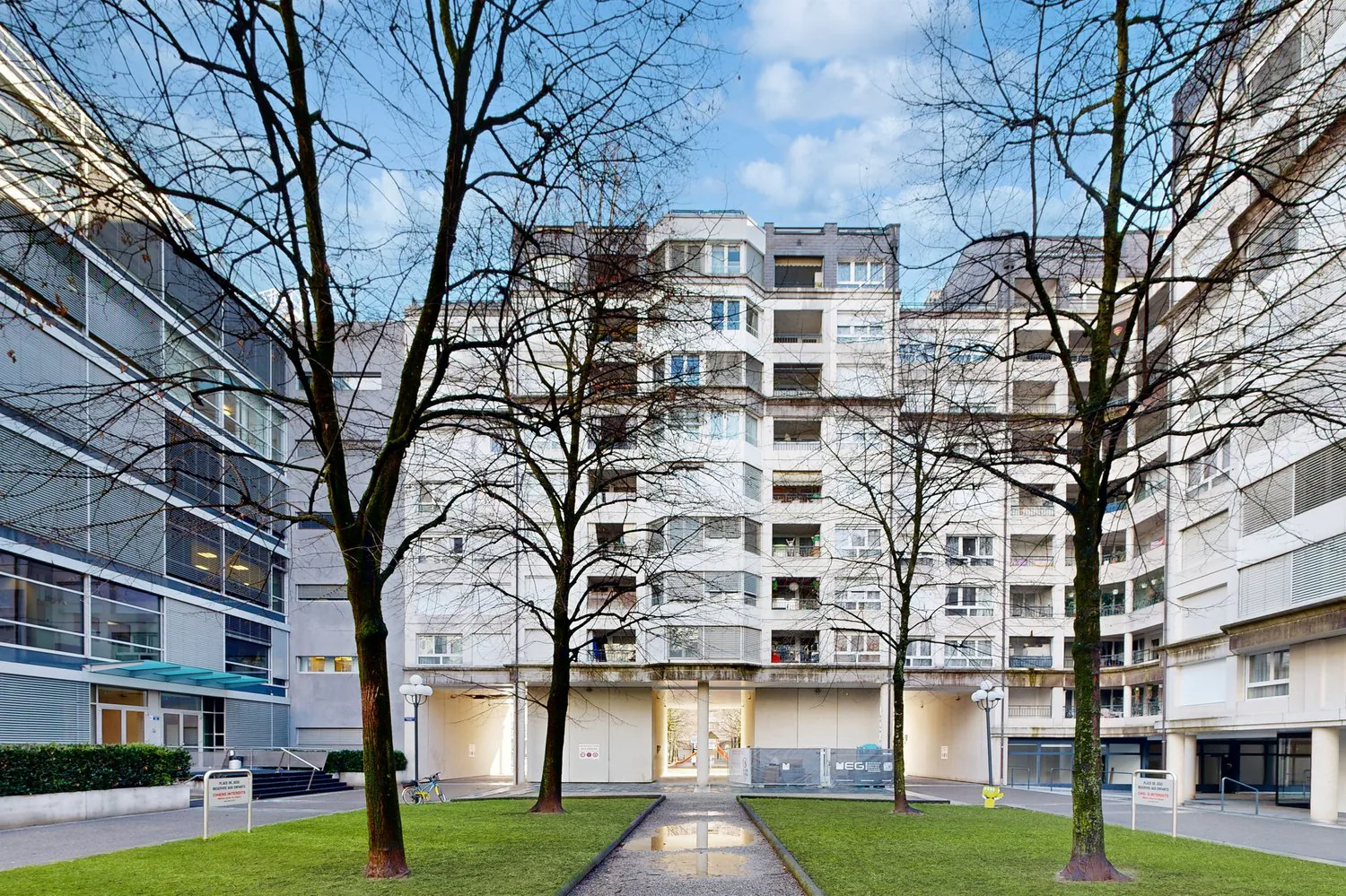 A secure box for rent in Charmilles