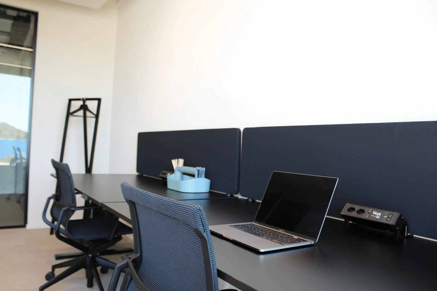 Bureau pour 2 personnes, entièrement meublé & avec services de gestion de bureau