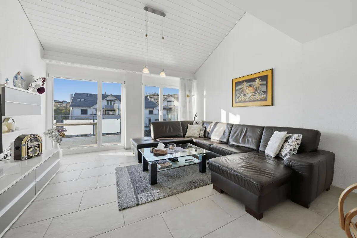 Spacious attic maisonette apartment with plenty of light and three balconies