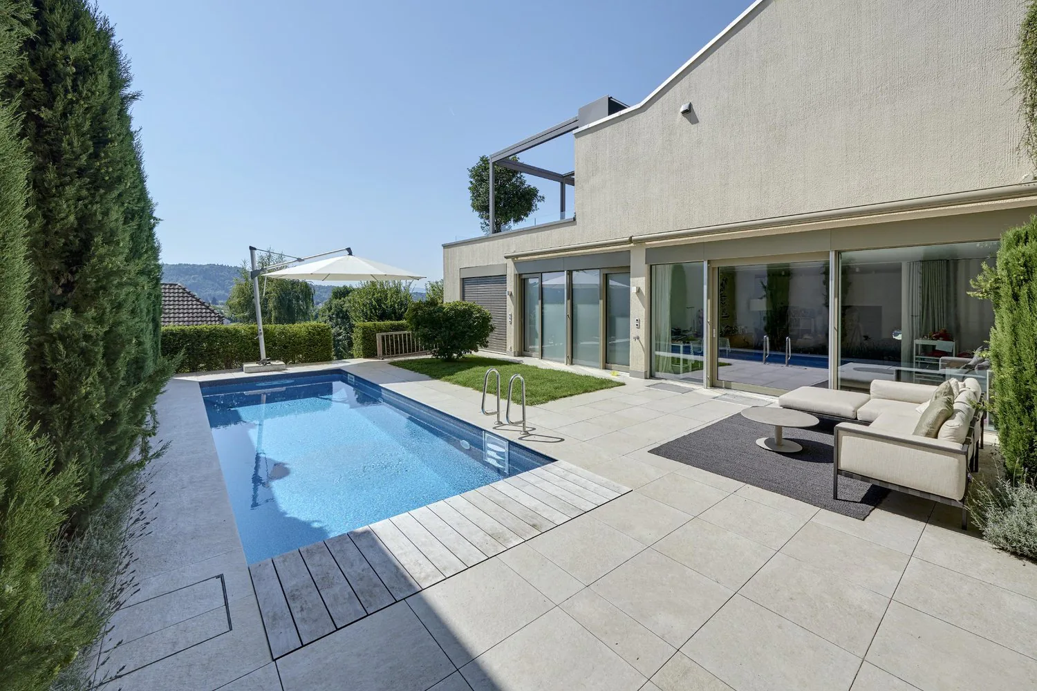 Pool & Garden Idyll: Exclusive 6.5 Room Single-Family Home