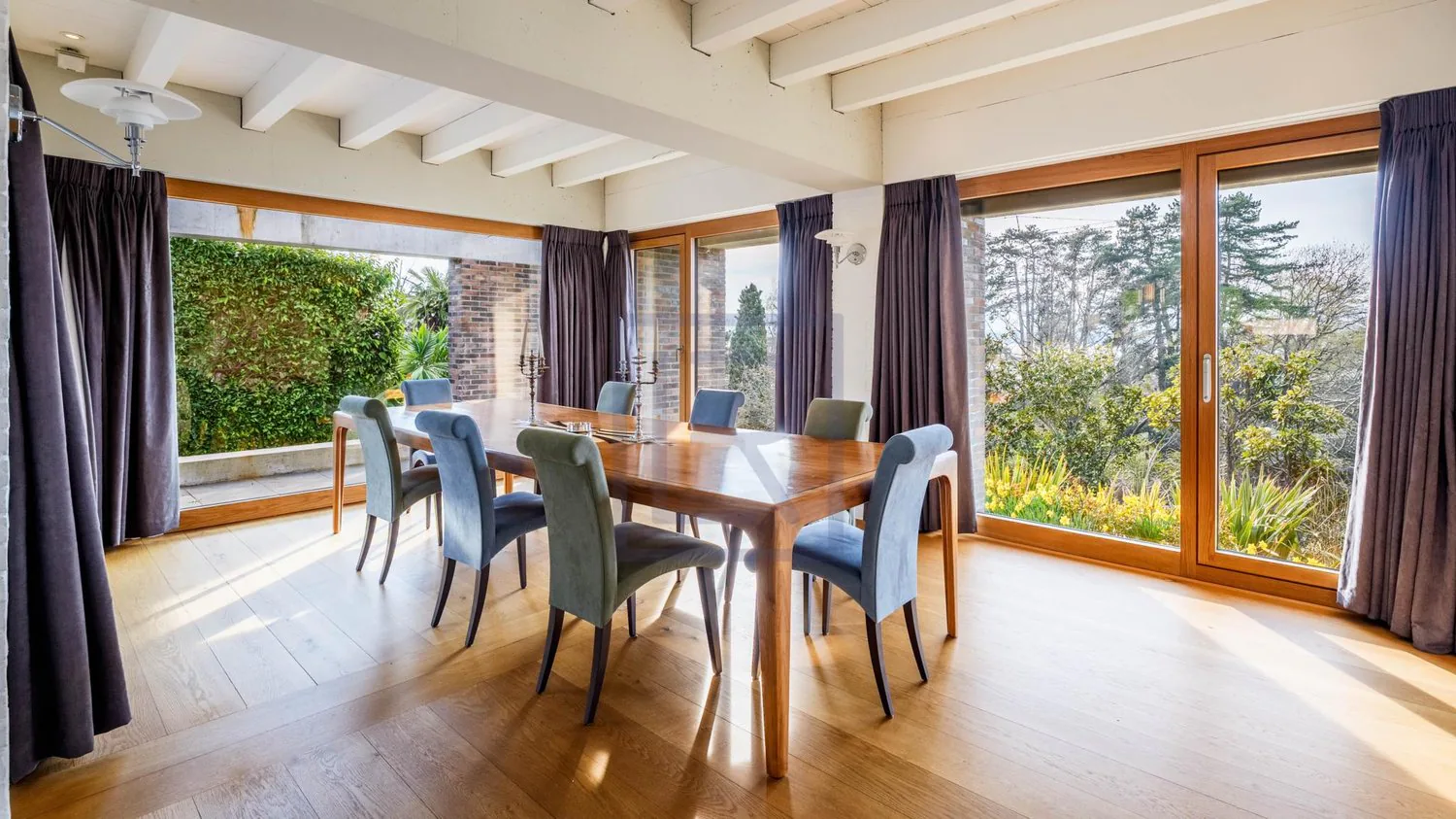 Villa im modernen Stil mit Seeblick