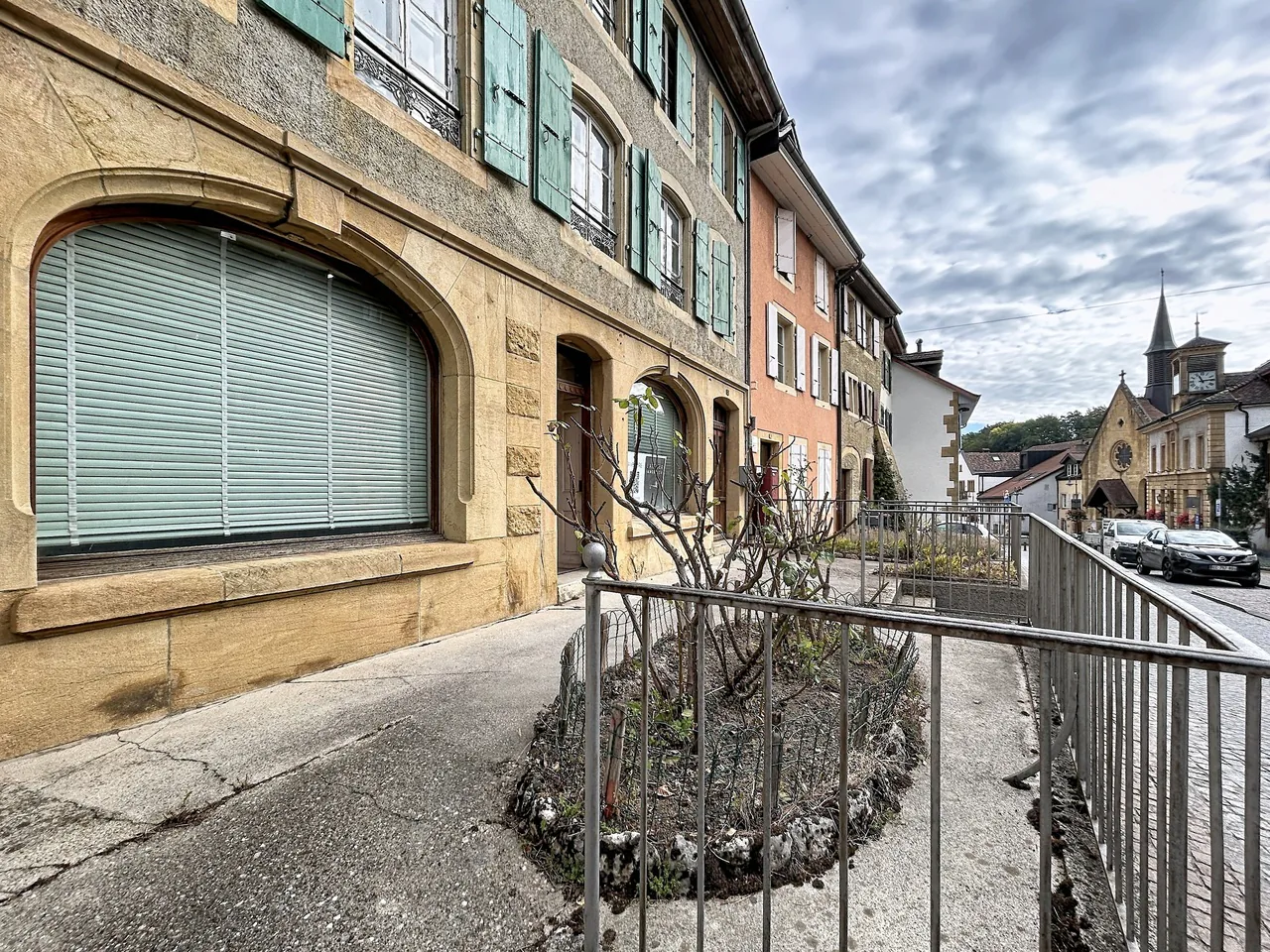 Maison de 3 niveaux plus combles avec de très beaux jardins.