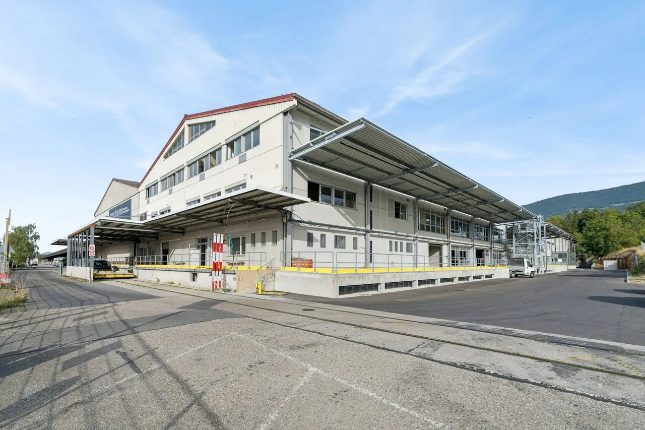 Warehouse of 2'900 m² for rent - Onnens