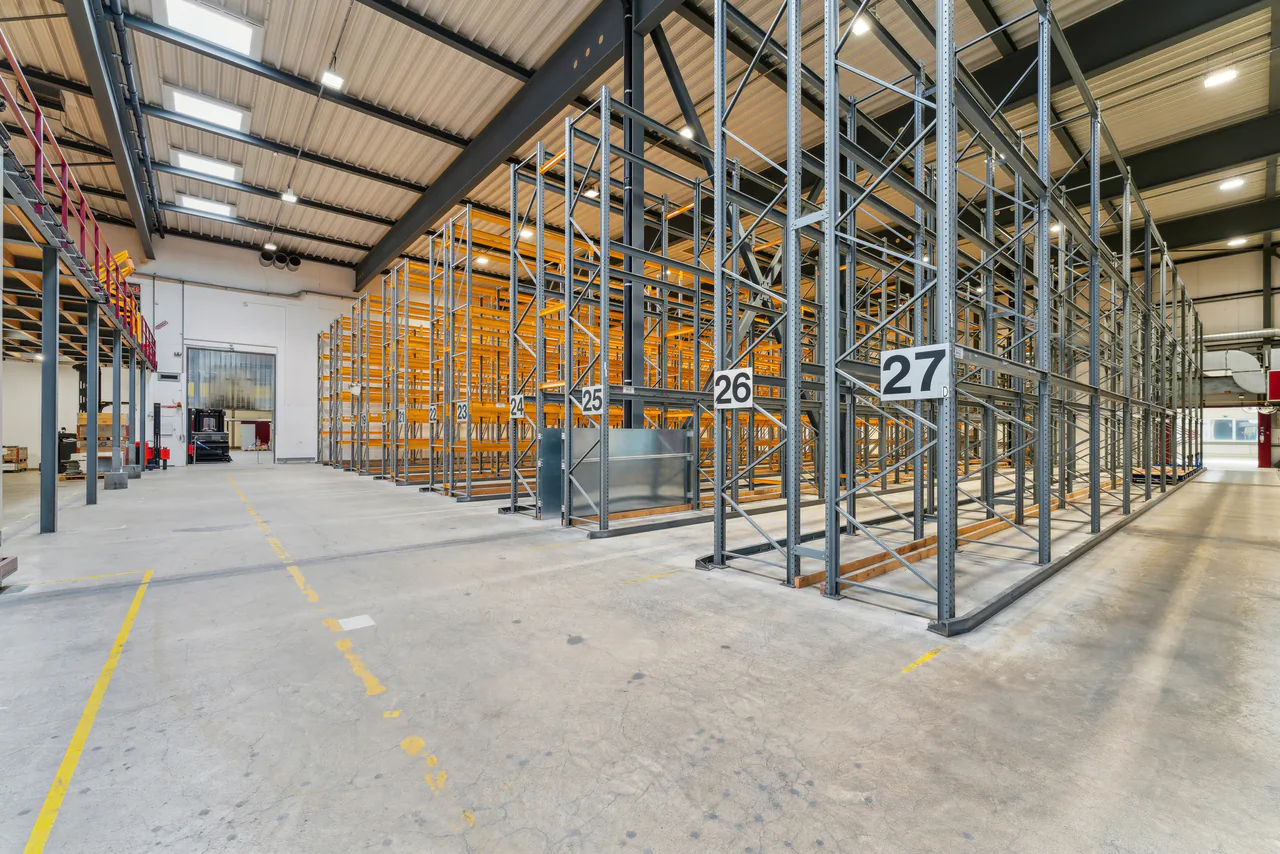 3'105 m2 Dépôt/Stockage - Hauteur 10m - Accès camion et utilitaires