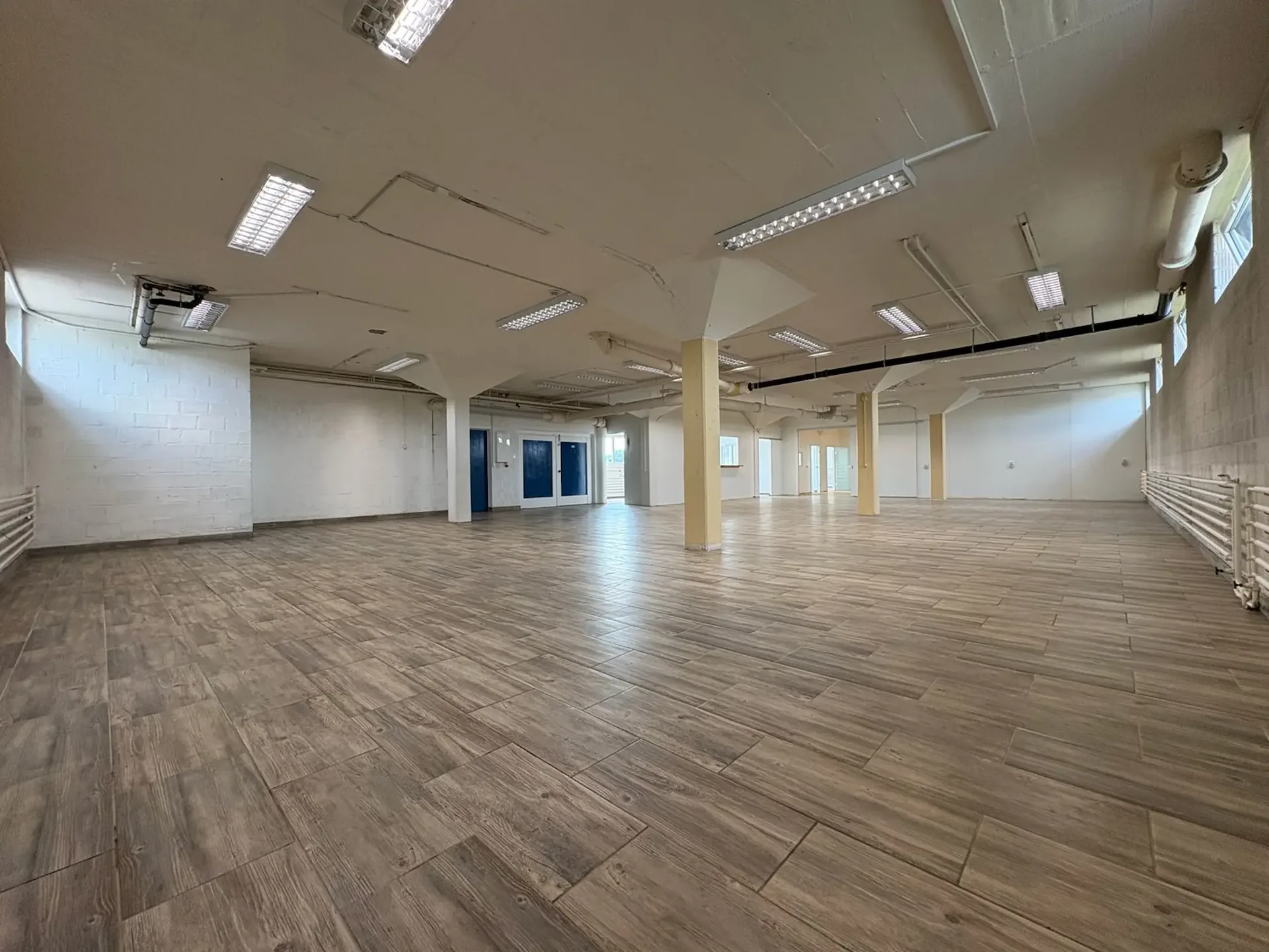 Gewerbefläche - nutzbar als Werkstatt, Ausstellung, Büro, Lager - nahe Autobahn