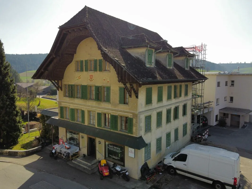 Maison multifamiliale partiellement rénovée au centre de Grossdietwil