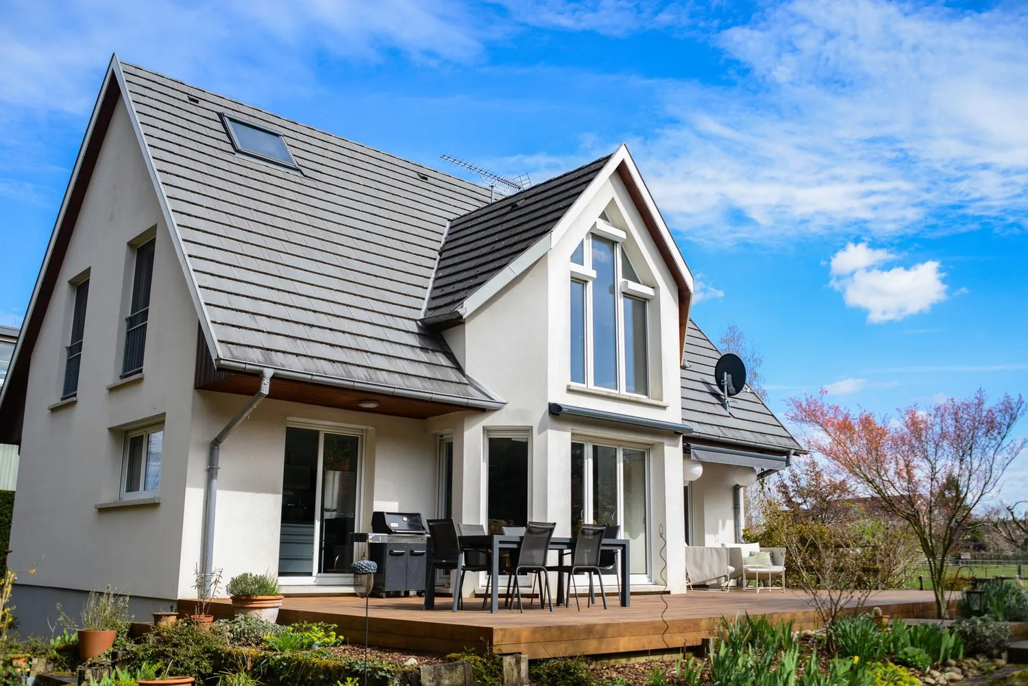 EXKLUSIVES EINFAMILIENHAUS AM WALDRAND – RUHE, NATUR & NÄHE ZU BASEL