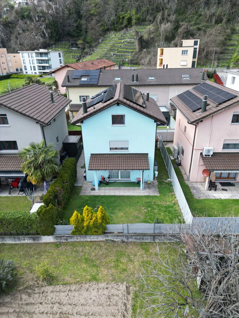 Single-family house with 7.5 rooms, private garden and 2 parking spaces