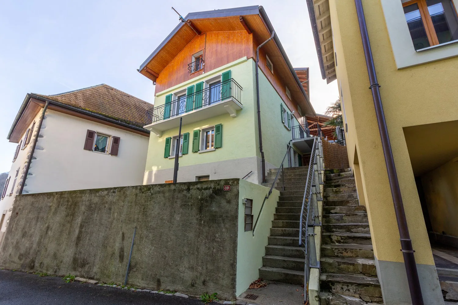 Saint-Gingolph - beautiful building with independent apartment