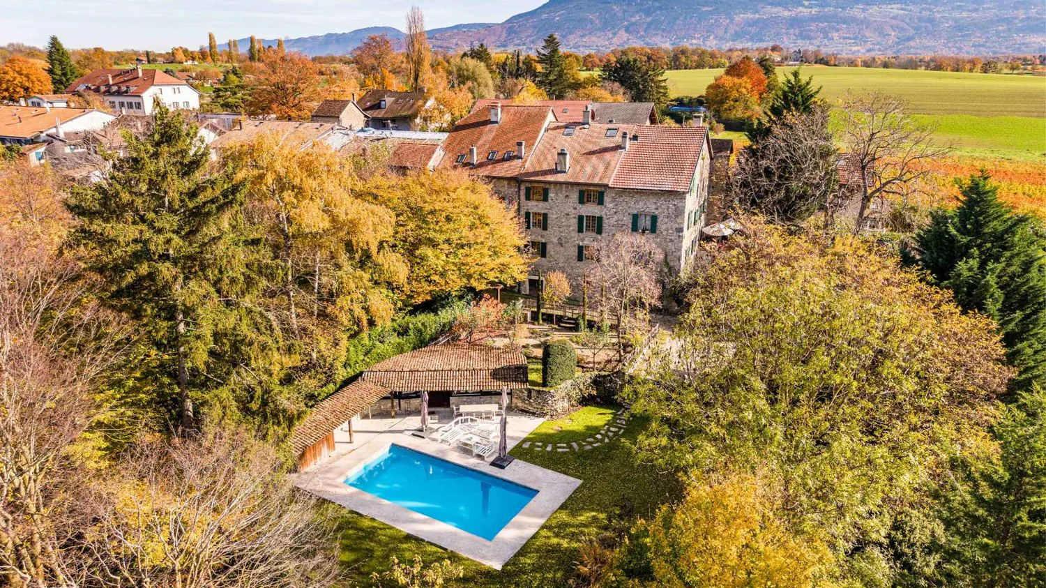 Proprietà di carattere con piscina e giardino