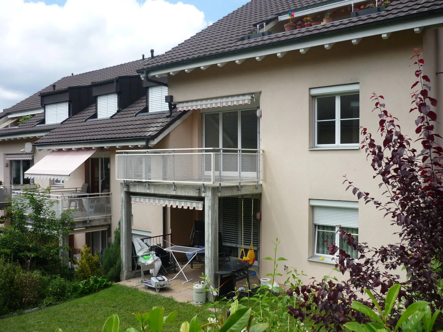Grosszügige 3,5-Zimmer-Wohnung mit Balkon und direktem Zugang zu Gartensitzplatz
