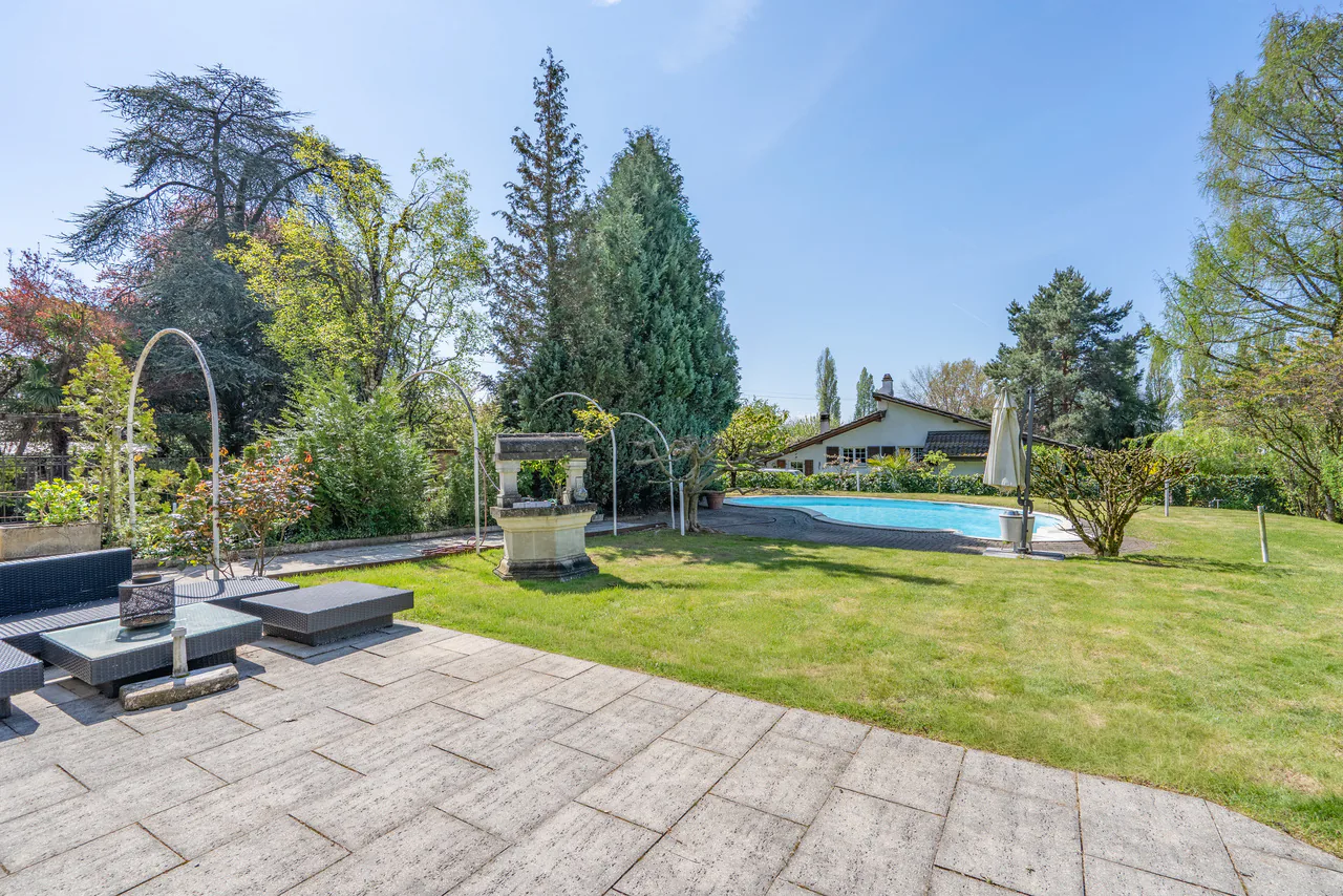 Exceptional property with spectacular volumes, 1 minute from the lake!