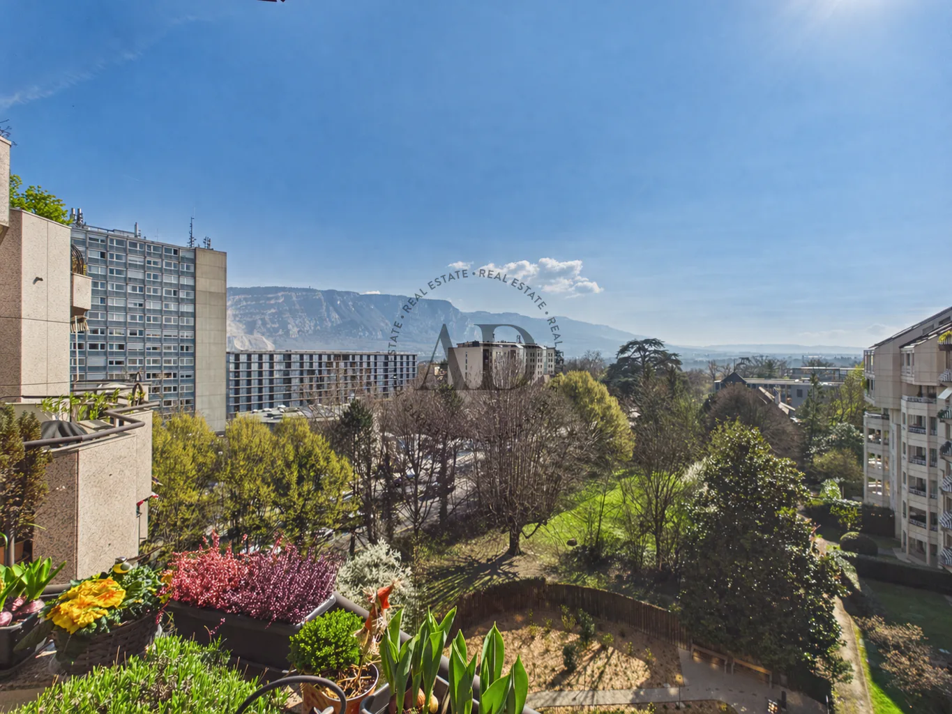 EXCLUSIVITY - Large bright apartment on a high floor
