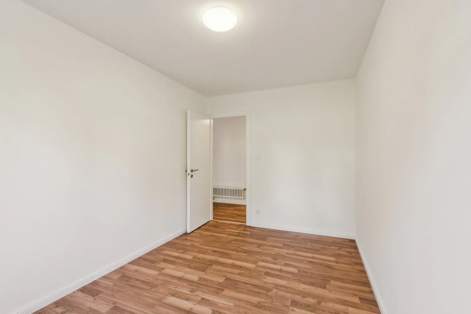Appartement de 2 pièces entièrement rénové au 1er étage disponible de suite