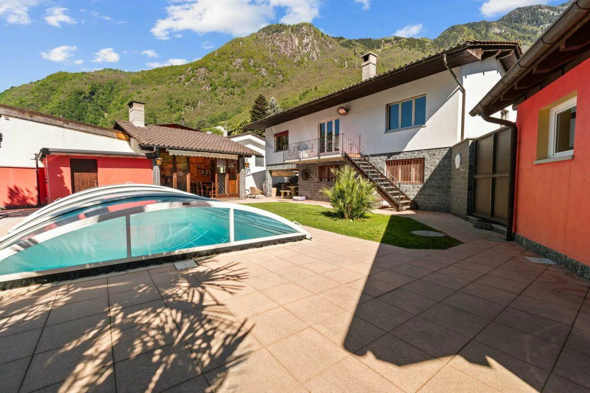 Villa bifamiliale prestigieuse avec piscine, grotte, dépendance et garage avec atelier