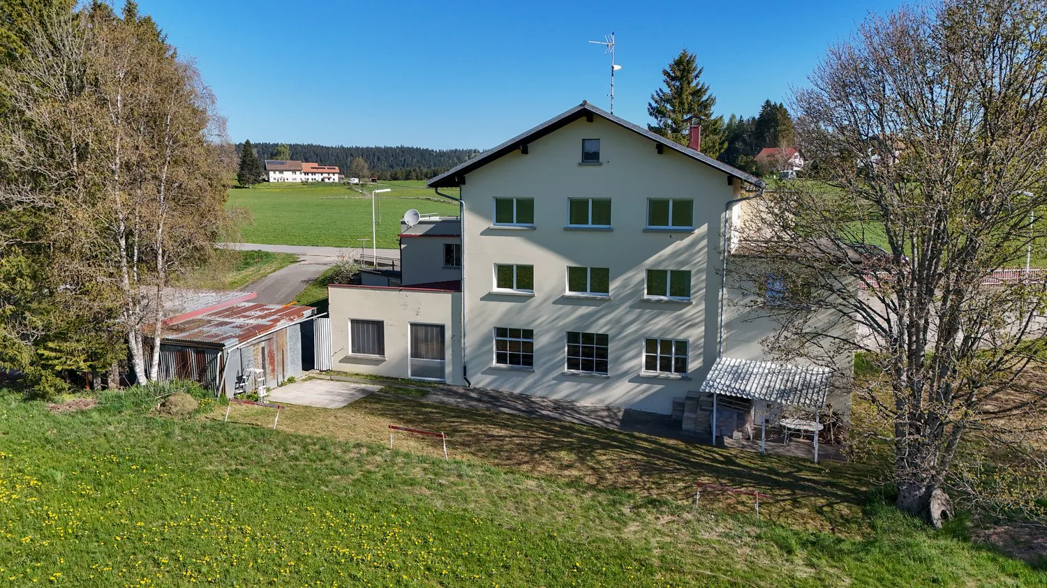 Maison de 3 logements avec ateliers au formidable potentiel