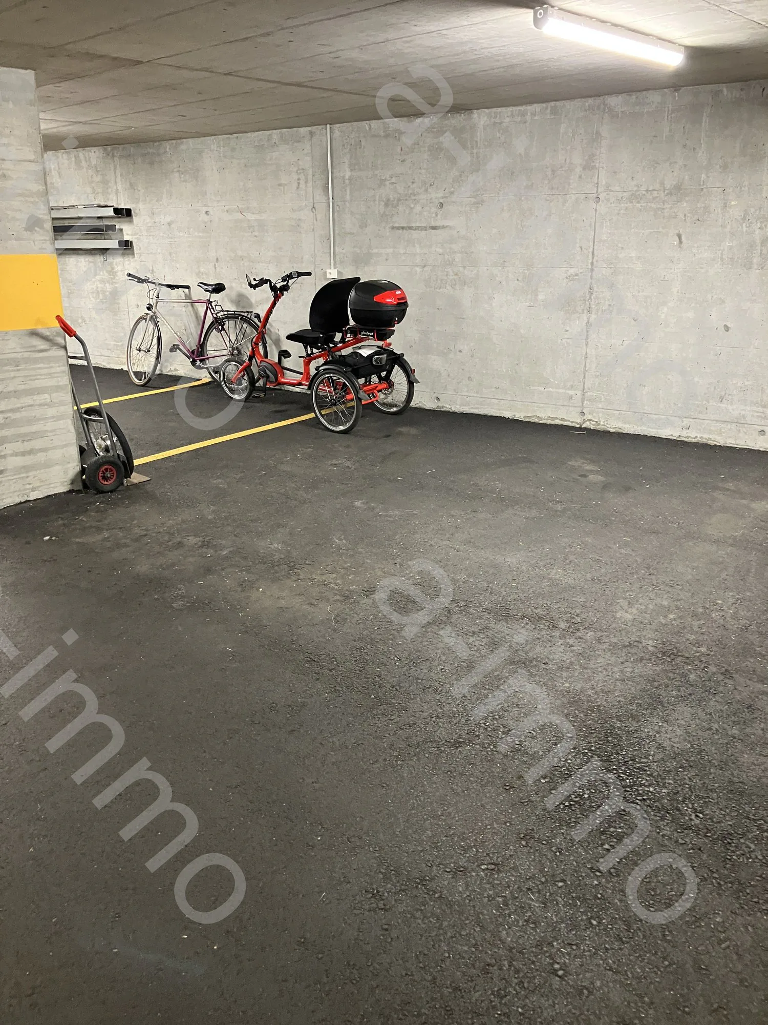 Tiefgaragenparkplatz für Kleinwagen in Reinach zu vermieten