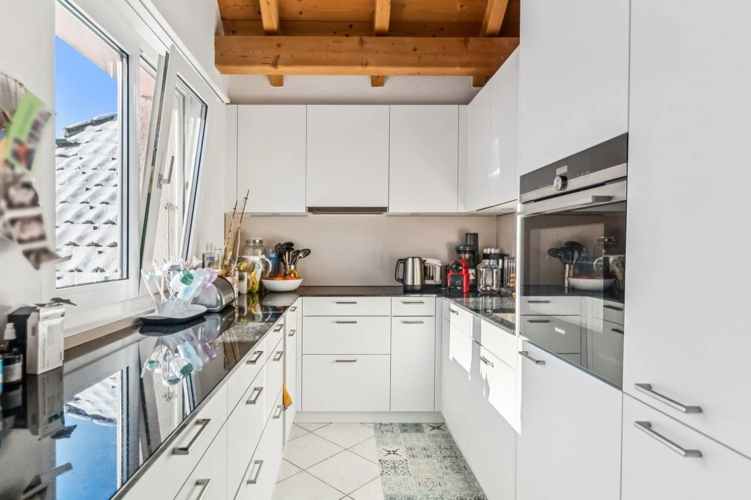 RARE OPPORTUNITY IN CORGÉMONT: Beautiful 5.5-room apartment with garage-workshop