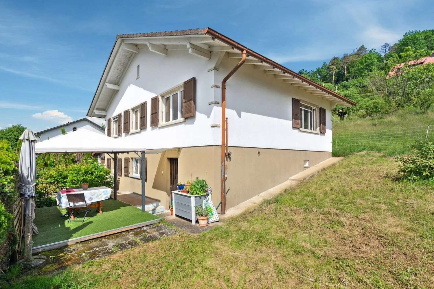 Bella Casa Familiare nel Cuore di un Villaggio Verde