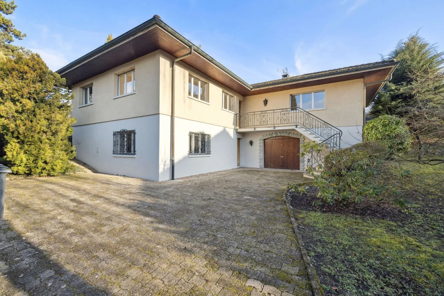 Spacious Family Villa on One Level with Great Potential