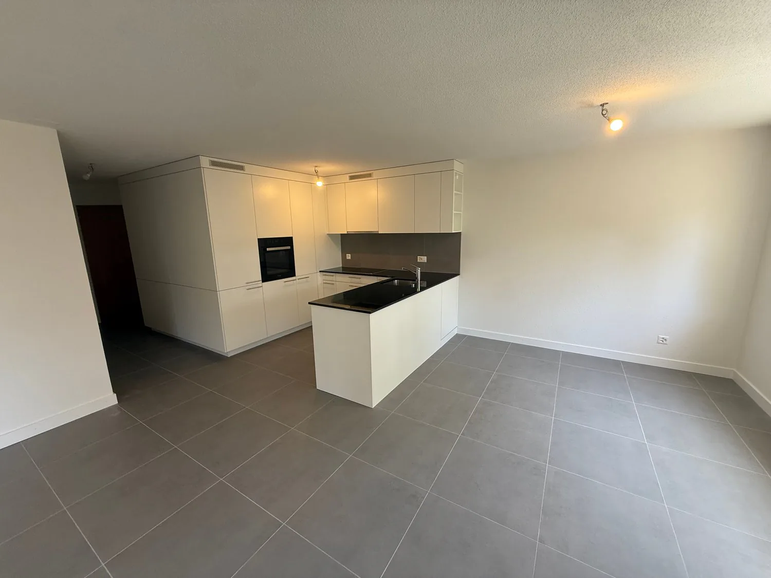 Helles 4.5-Zimmer-Wohnung mit Balkon in Corcelles