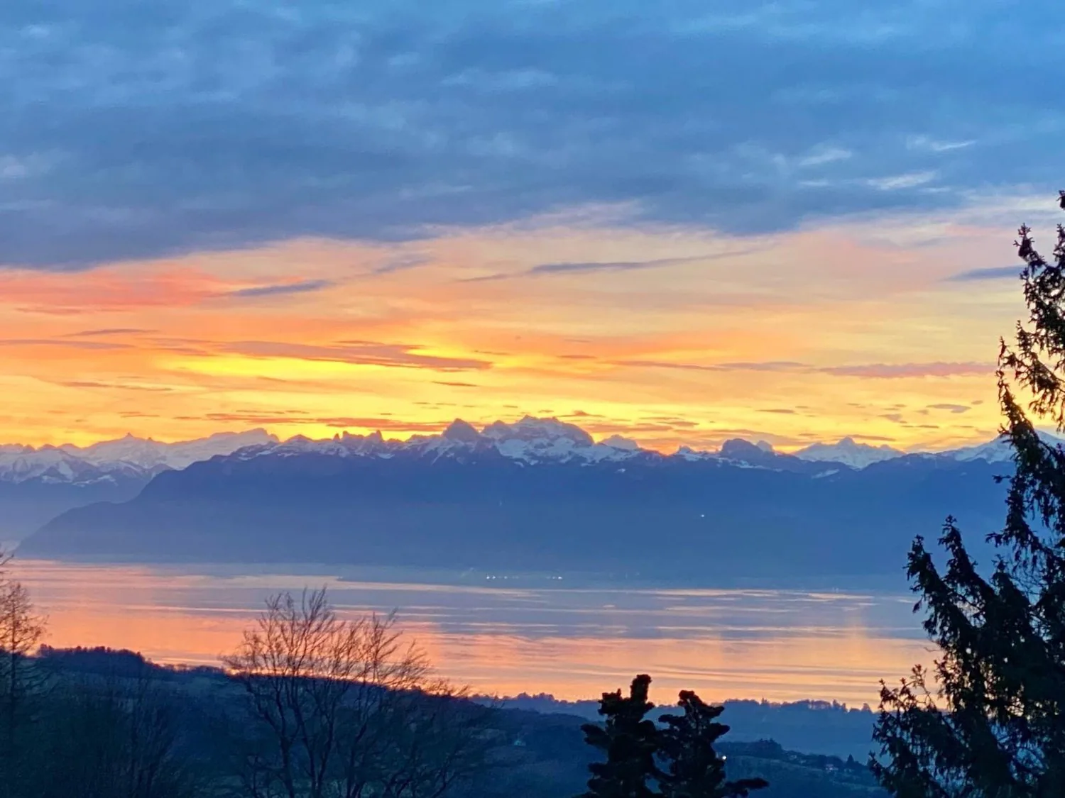 Villa-chalet avec vue sur le lac et les Alpes, avec potentiel construc