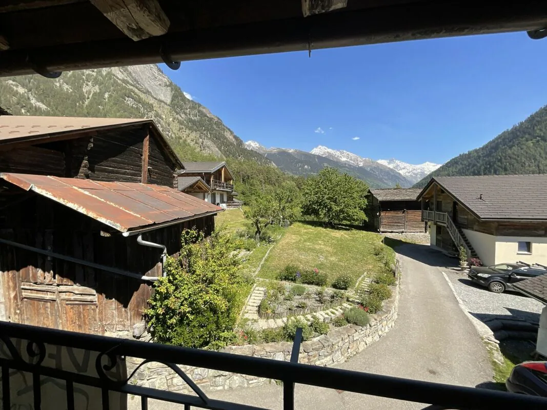 Appartement und Grundstück zu verkaufen im Dorf Vollèges